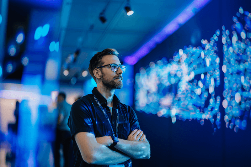 Zwei Geschäftspartner im Gespräch über IT-Sicherheitslösungen auf einer modernen Terrasse, Fokus auf vertrauensvolle Zusammenarbeit im Bereich Cybersecurity mit Cyberversicherung für Unternehmen.